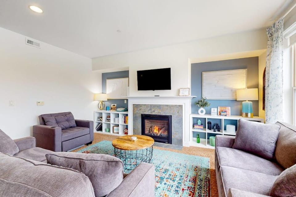 Condo with riverfront view - close to beaches & town - walk everywhere House in Seaside