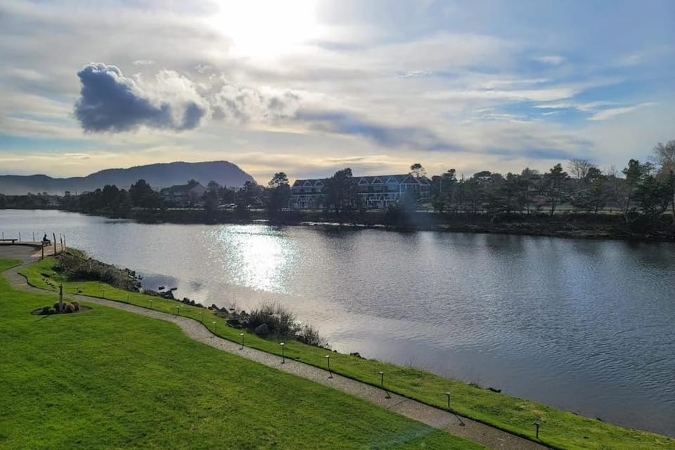 Condo with riverfront view - close to beaches & town - walk everywhere House in Seaside
