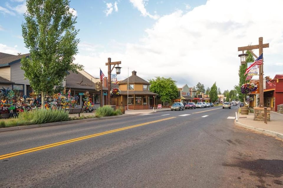 Downtown Sisters home with private hot tub & fenced yard - dogs welcome House in Sisters