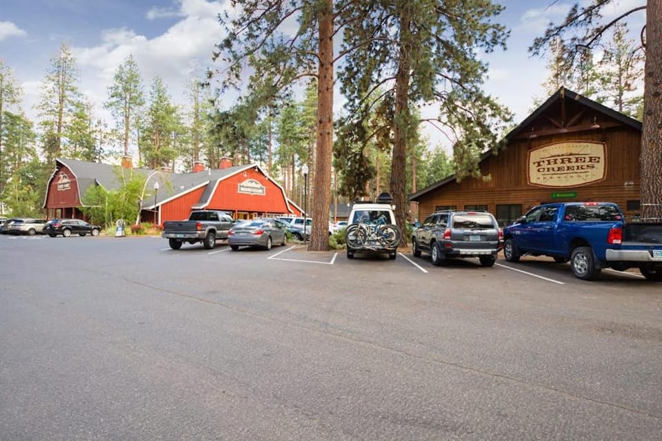 Downtown Sisters home with private hot tub & fenced yard - dogs welcome House in Sisters
