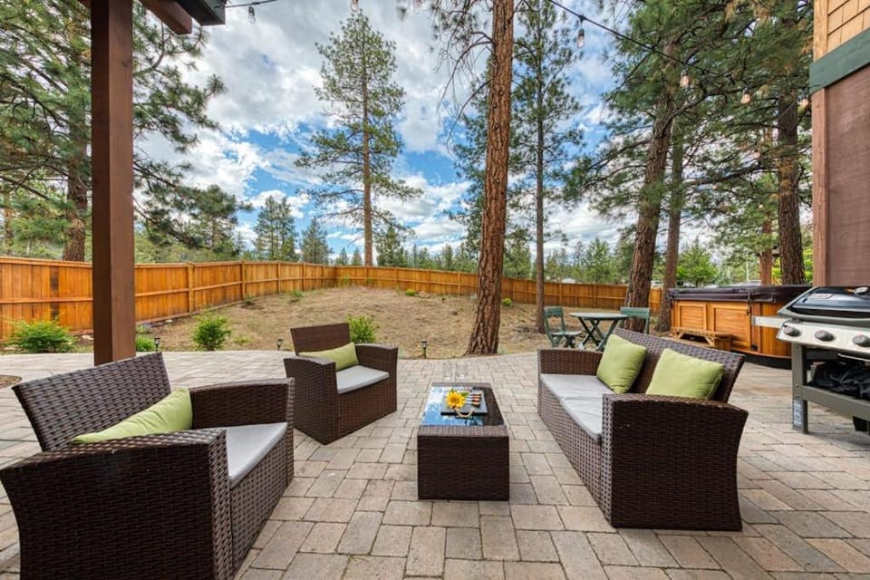 Downtown Sisters home with private hot tub & fenced yard - dogs welcome House in Sisters