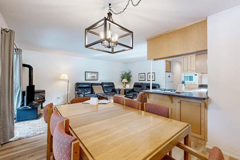 Dog-Friendly Sunriver condo with deck bikes House in Sunriver