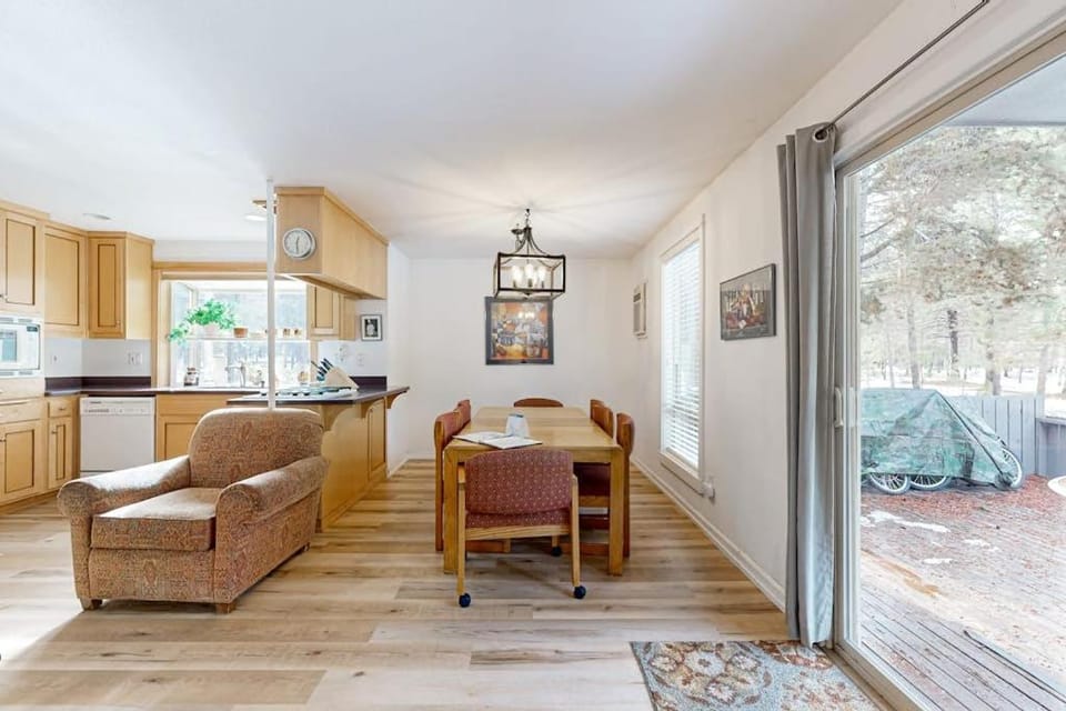 Dog-Friendly Sunriver condo with deck bikes House in Sunriver