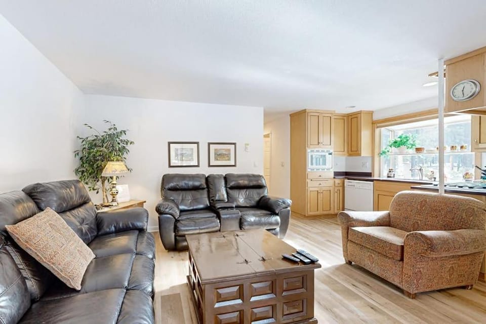 Dog-Friendly Sunriver condo with deck bikes House in Sunriver