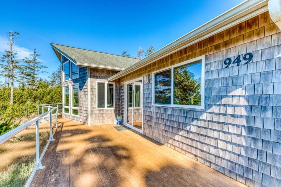 Dog-friendly house with ocean & mountain views - easy beach & park access game room House in Seal Rock