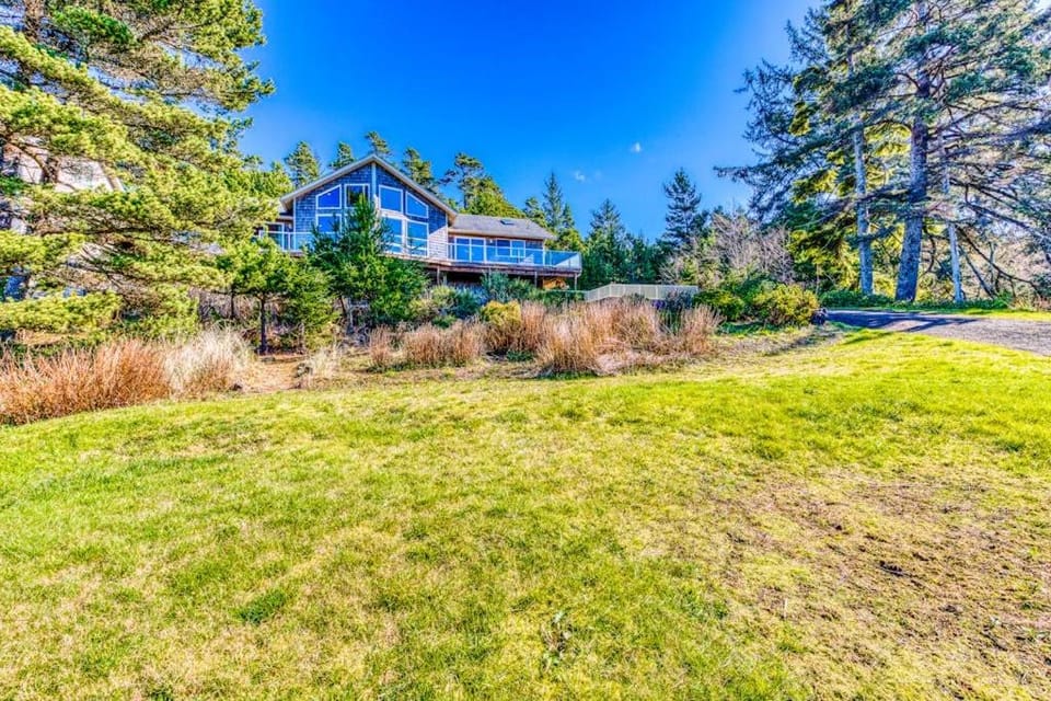 Dog-friendly house with ocean & mountain views - easy beach & park access game room House in Seal Rock