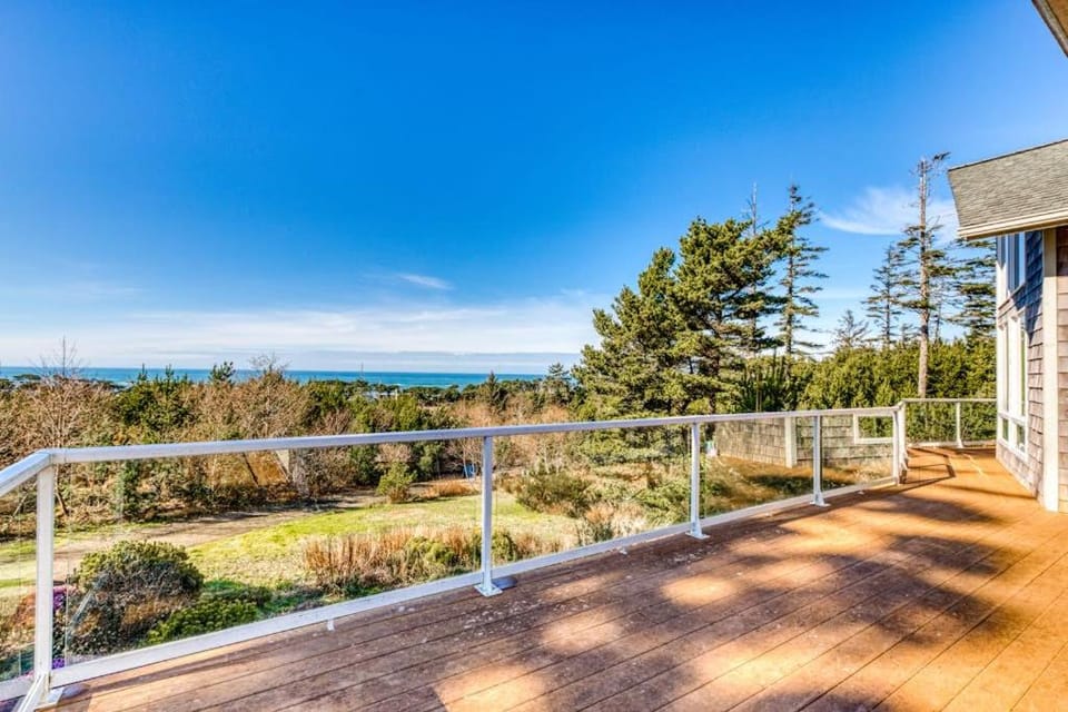 Dog-friendly house with ocean & mountain views - easy beach & park access game room House in Seal Rock
