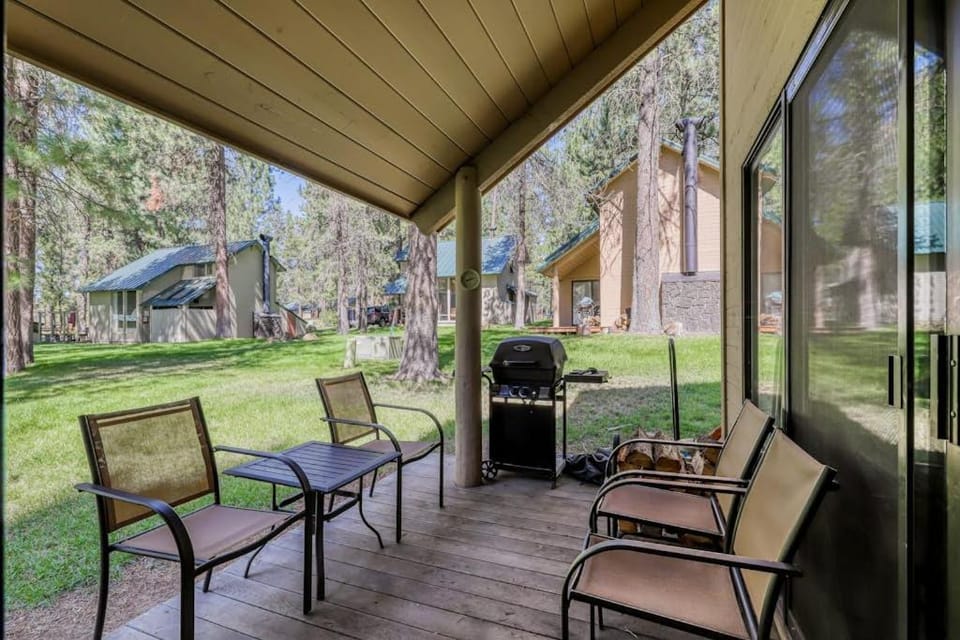 Wood-beam cabin with amazing location pools hot tub & SHARC passes Cabin in Sunriver