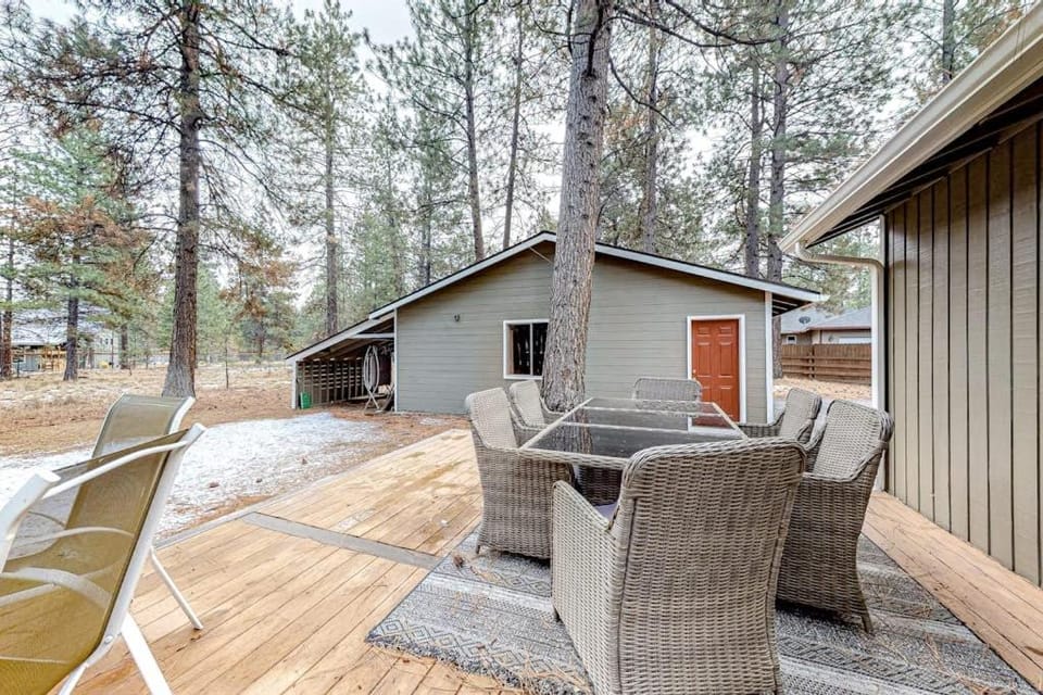 Family-Friendly Home with Fireplaces Firepit Gas Grill Free WiFi Central AC House in Oregon