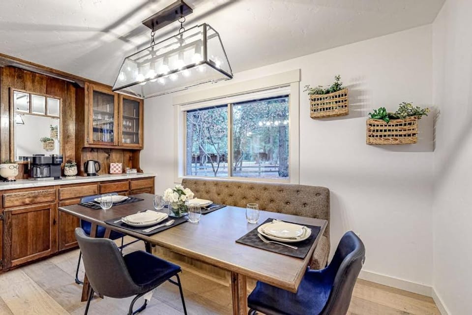 Family-Friendly Home with Fireplaces Firepit Gas Grill Free WiFi Central AC House in Oregon