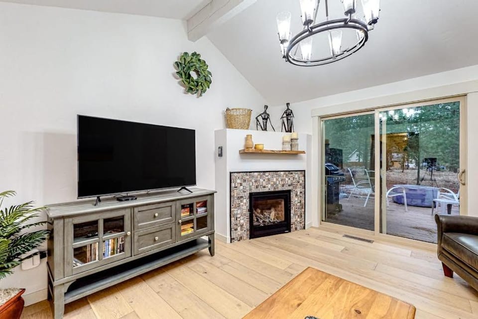 Family-Friendly Home with Fireplaces Firepit Gas Grill Free WiFi Central AC House in Oregon