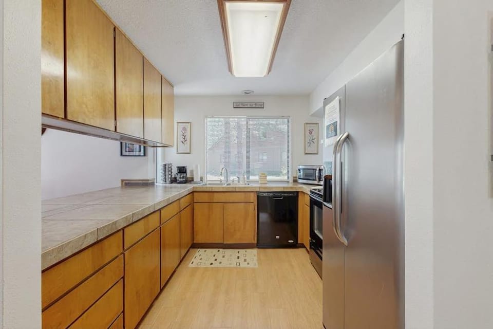 Family-Friendly Home with SHARC Passes & Private Hot Tub House in Sunriver