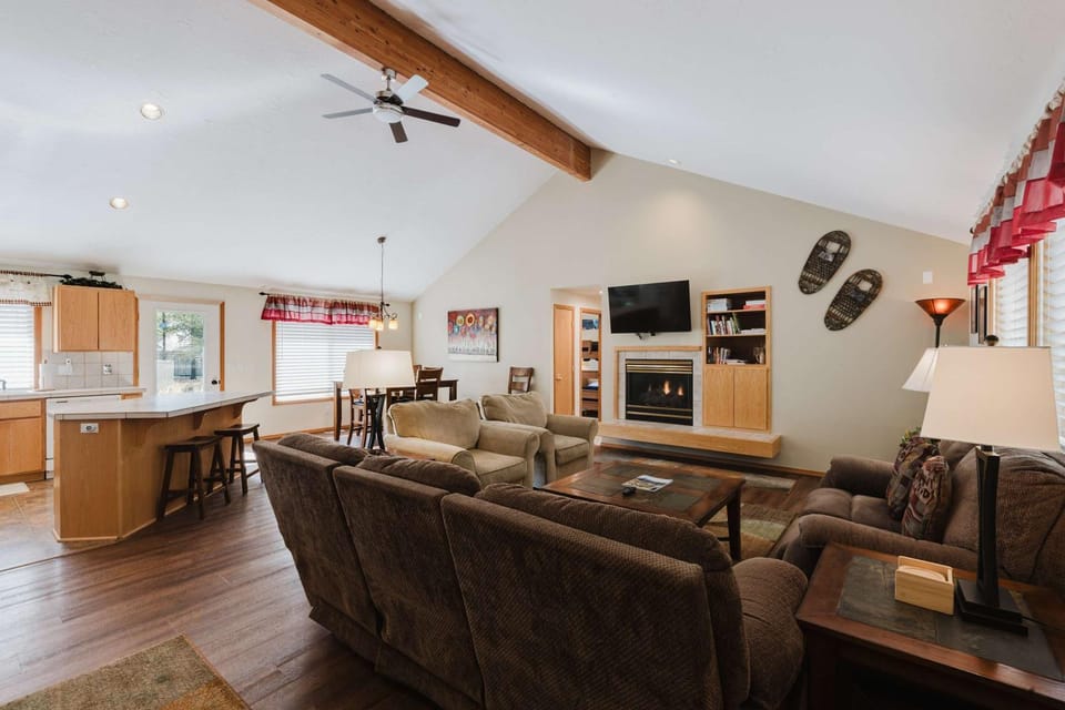 Private Hot Tub Large Backyard SHARC Passes EV Charger House in Sunriver