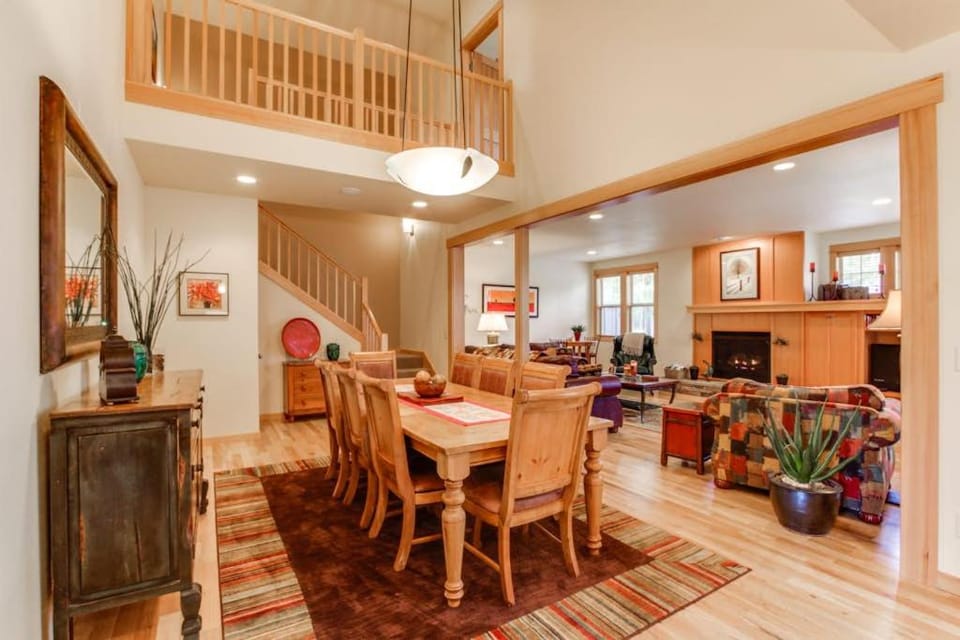 Luxury Condo with SHARC Access & Village with hot tub - Dog-Friendly House in Sunriver