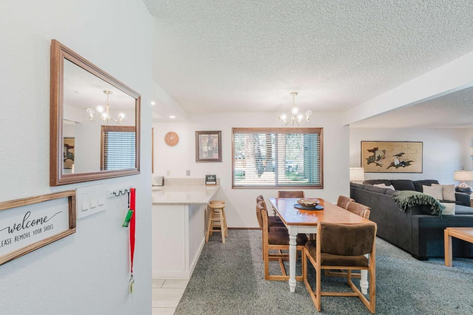 Delightful escape near downtown with shared pool & hot tub rec room & large deck House in Sisters