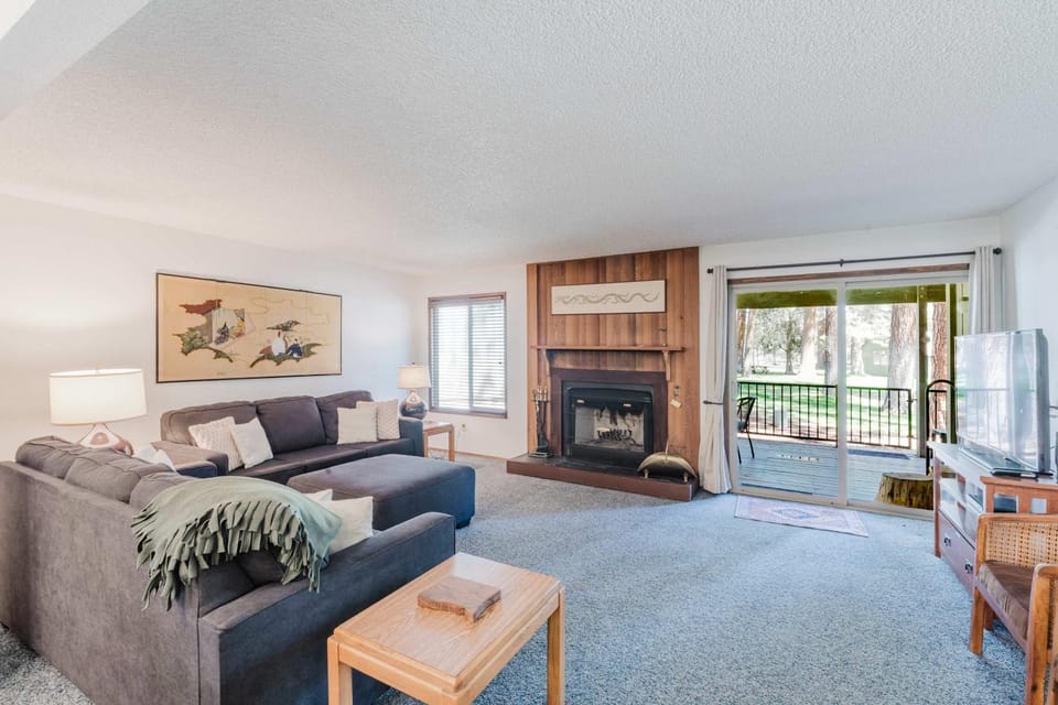 Delightful escape near downtown with shared pool & hot tub rec room & large deck House in Sisters