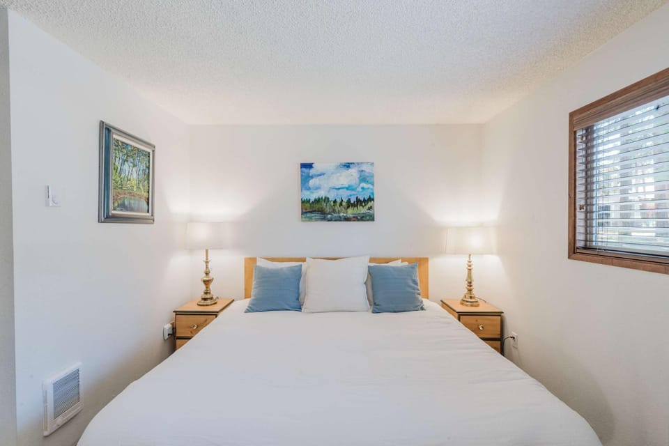 Delightful escape near downtown with shared pool & hot tub rec room & large deck House in Sisters