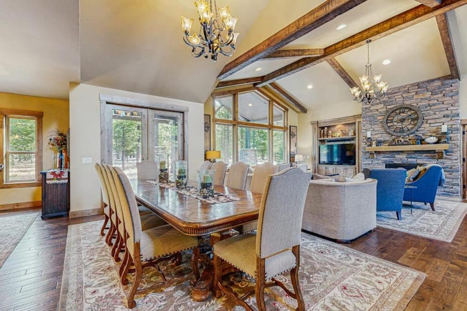 Luxury home with private hot tub bikes & fireplace - quarry pool & tennis access House in Oregon