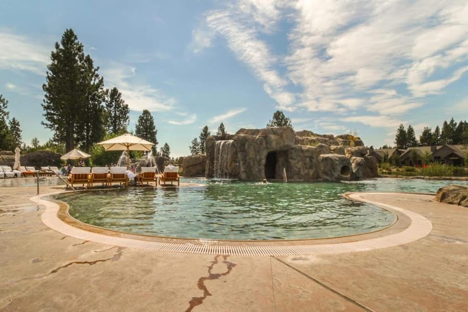 Luxury home with private hot tub bikes & fireplace - quarry pool & tennis access House in Oregon