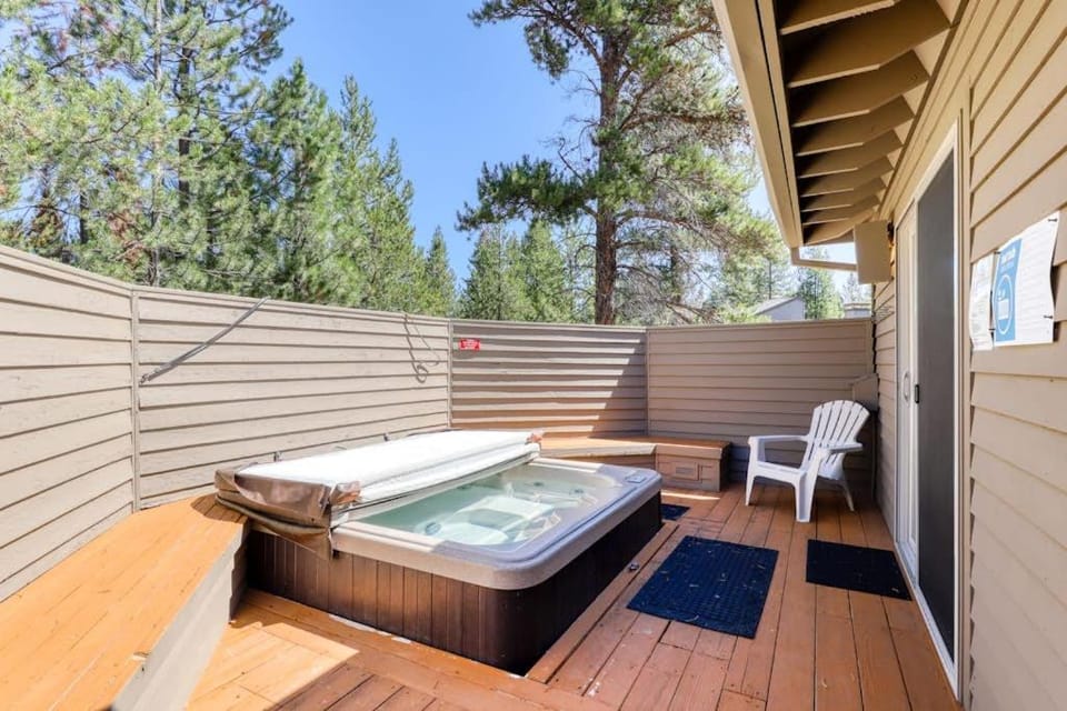 Comfortable Family Home with Private Hot Tub & SHARC Passes House in Sunriver