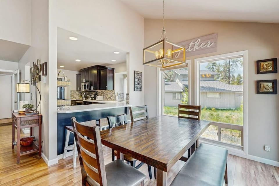 Comfortable Family Home with Private Hot Tub & SHARC Passes House in Sunriver