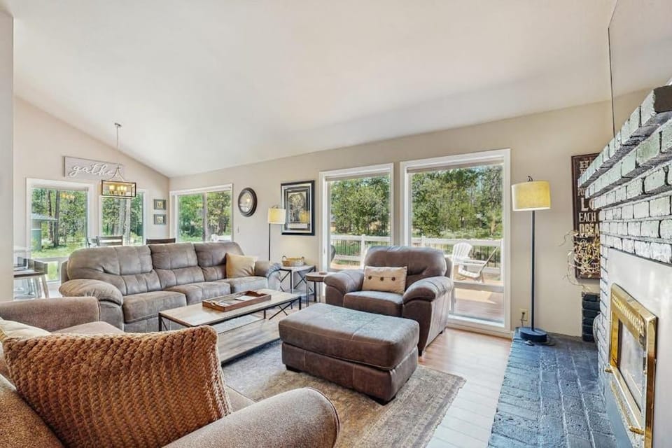Comfortable Family Home with Private Hot Tub & SHARC Passes House in Sunriver