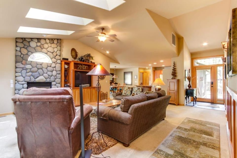 Near Fort Rock Park with SHARC Passes & Private Hot Tub House in Sunriver