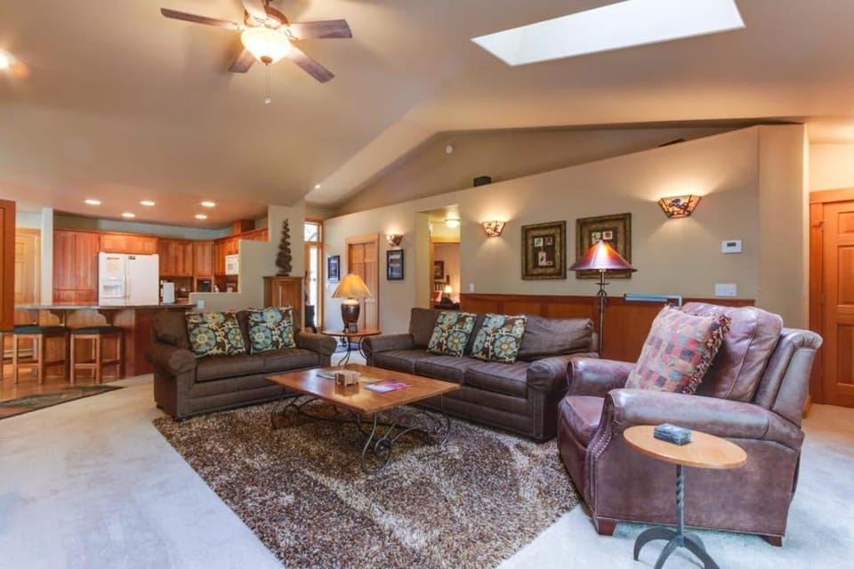 Near Fort Rock Park with SHARC Passes & Private Hot Tub House in Sunriver