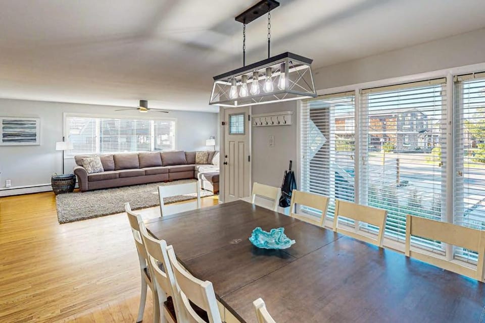 Spacious home with arcade games ping pong and foosball tables close to beach House in Seaside