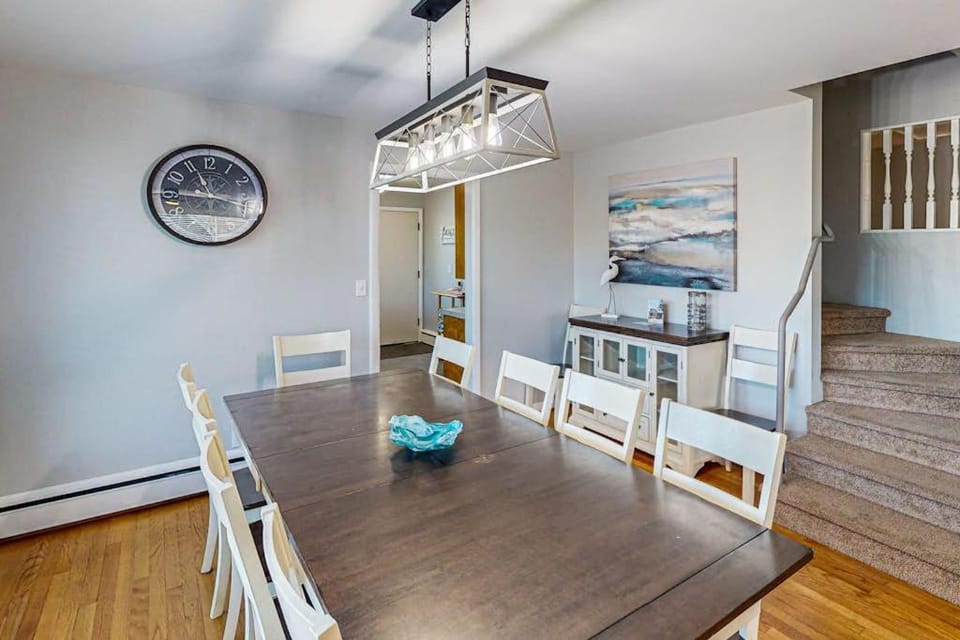 Spacious home with arcade games ping pong and foosball tables close to beach House in Seaside