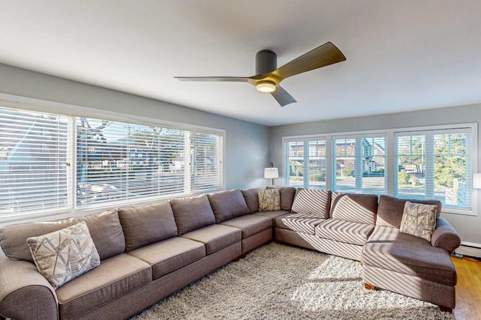 Spacious home with arcade games ping pong and foosball tables close to beach House in Seaside