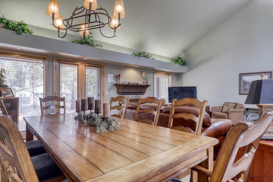 Home with private hot tub grill free SHARC access AC & washer&dryer House in Sunriver