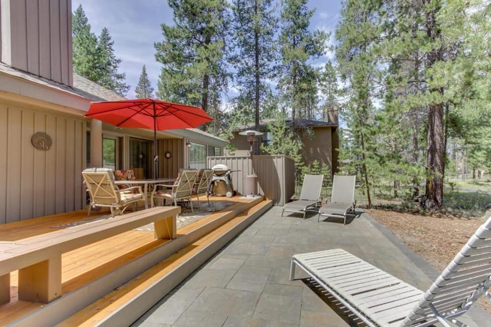Home with private hot tub grill free SHARC access AC & washer&dryer House in Sunriver