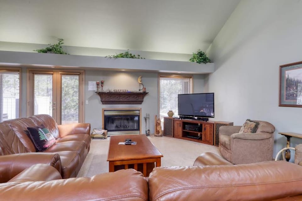 Home with private hot tub grill free SHARC access AC & washer&dryer House in Sunriver