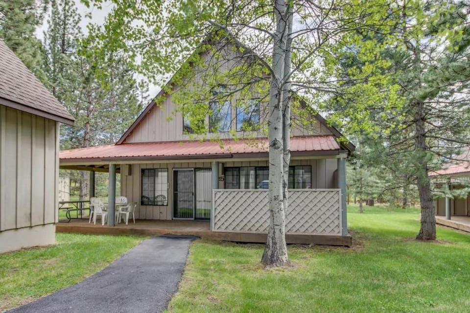 Newly renovated home with private hot tub deck & SHARC passes House in Sunriver