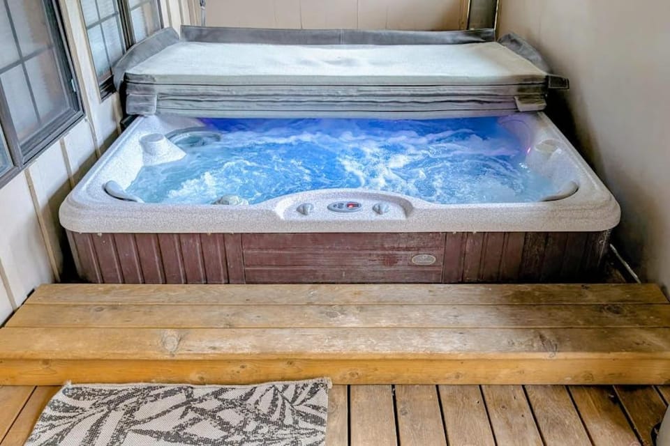 Newly renovated home with private hot tub deck & SHARC passes House in Sunriver