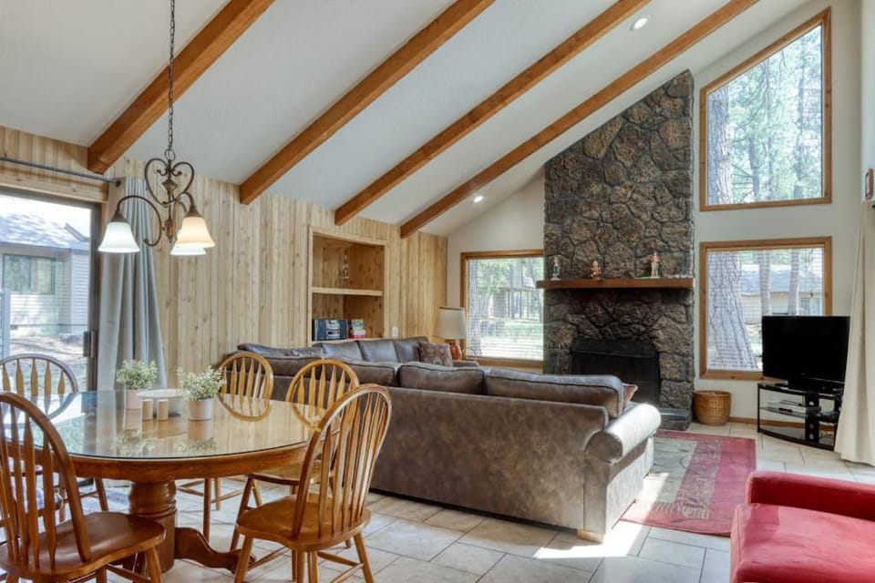 House with Private Hot Tub and Lovely Deck - Eight SHARC Passes House in Sunriver