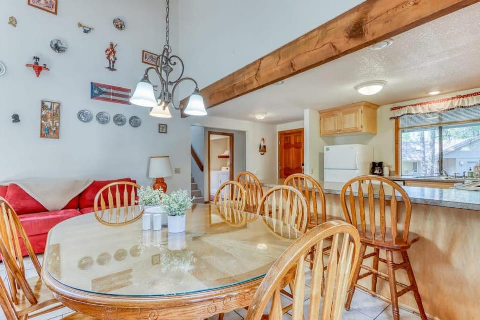 House with Private Hot Tub and Lovely Deck - Eight SHARC Passes House in Sunriver