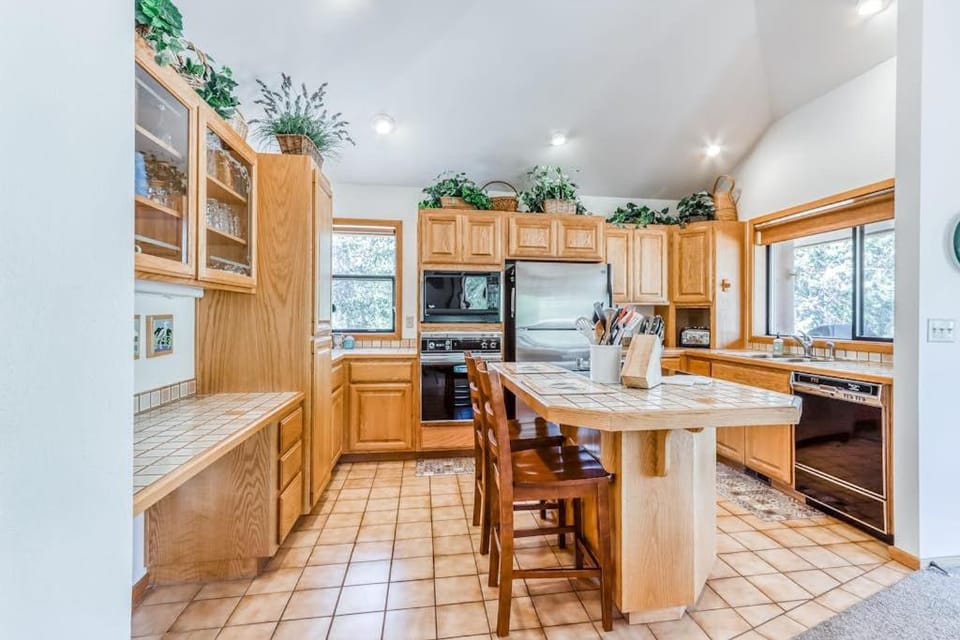Comfortable Sunriver Home with Private Hot Tub and WiFi - Free SHARC Access House in Sunriver