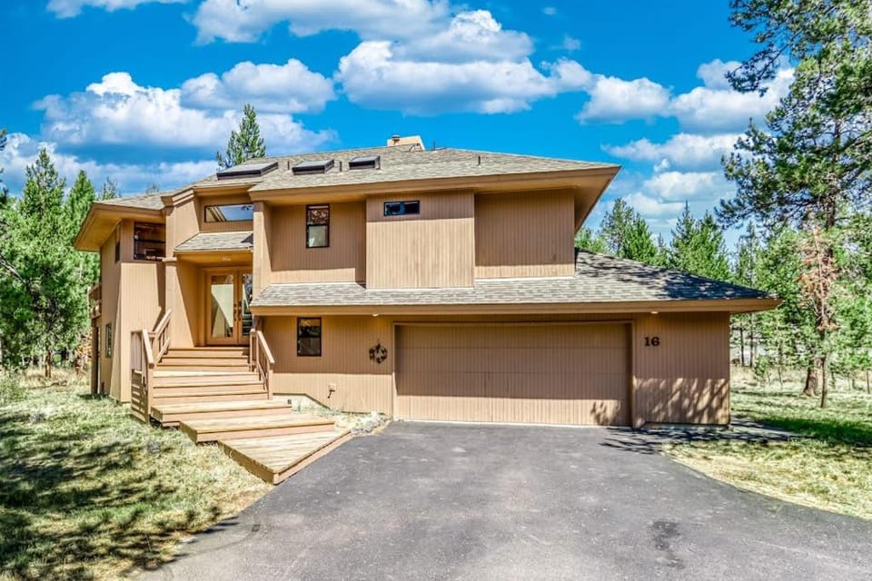 Comfortable Sunriver Home with Private Hot Tub and WiFi - Free SHARC Access House in Sunriver