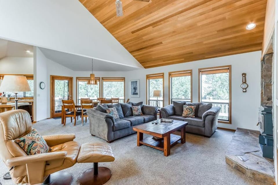 Comfortable Sunriver Home with Private Hot Tub and WiFi - Free SHARC Access House in Sunriver
