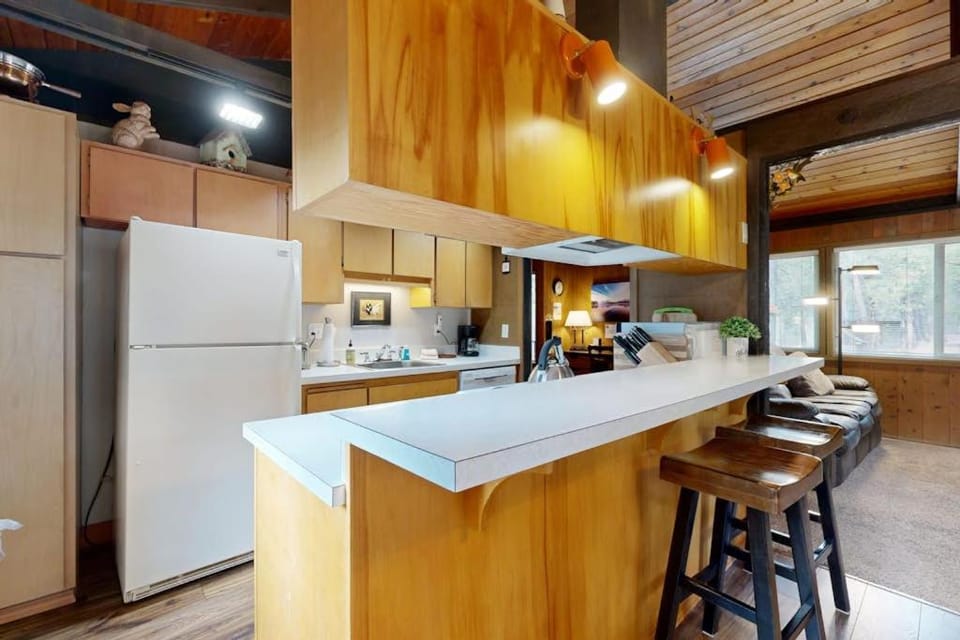 Comfortable Family-Friendly Sunriver Retreat with Deck & Grill - Free SHARC Access House in Sunriver