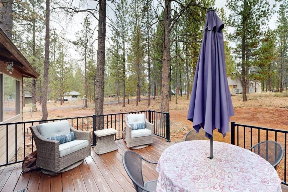 Comfortable Family-Friendly Sunriver Retreat with Deck & Grill - Free SHARC Access House in Sunriver