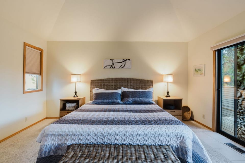 Perfectly Located Home - Enjoy a Private Hot Tub & SHARC Passes House in Sunriver