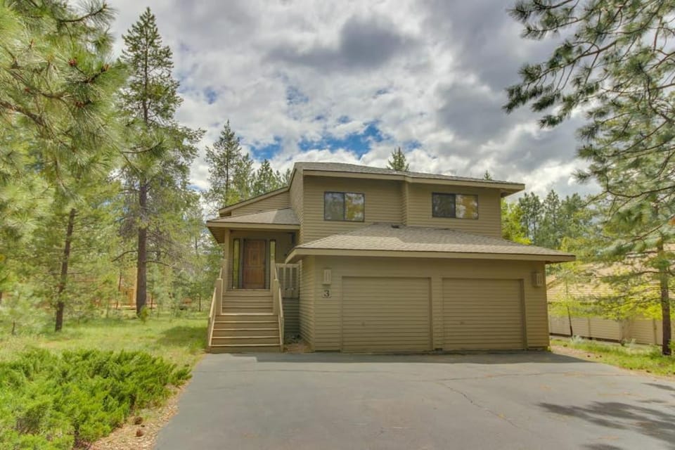 Perfectly Located Home - Enjoy a Private Hot Tub & SHARC Passes House in Sunriver