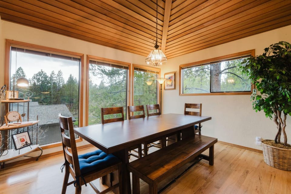 Perfectly Located Home - Enjoy a Private Hot Tub & SHARC Passes House in Sunriver