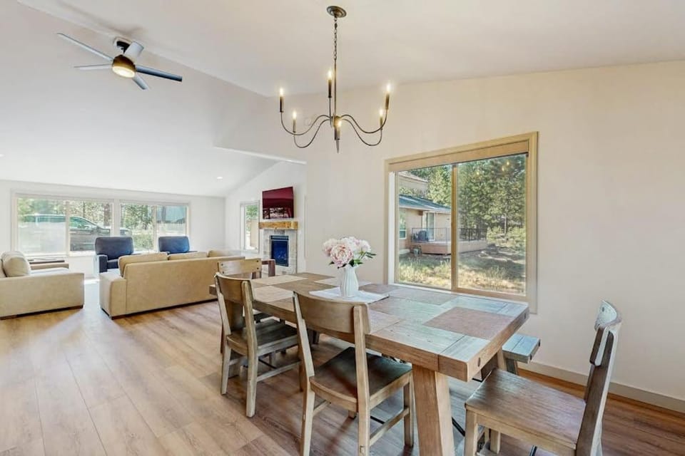 Remodeled Luxury Home with private hot tub patio-balcony & SHARC Passes House in Sunriver
