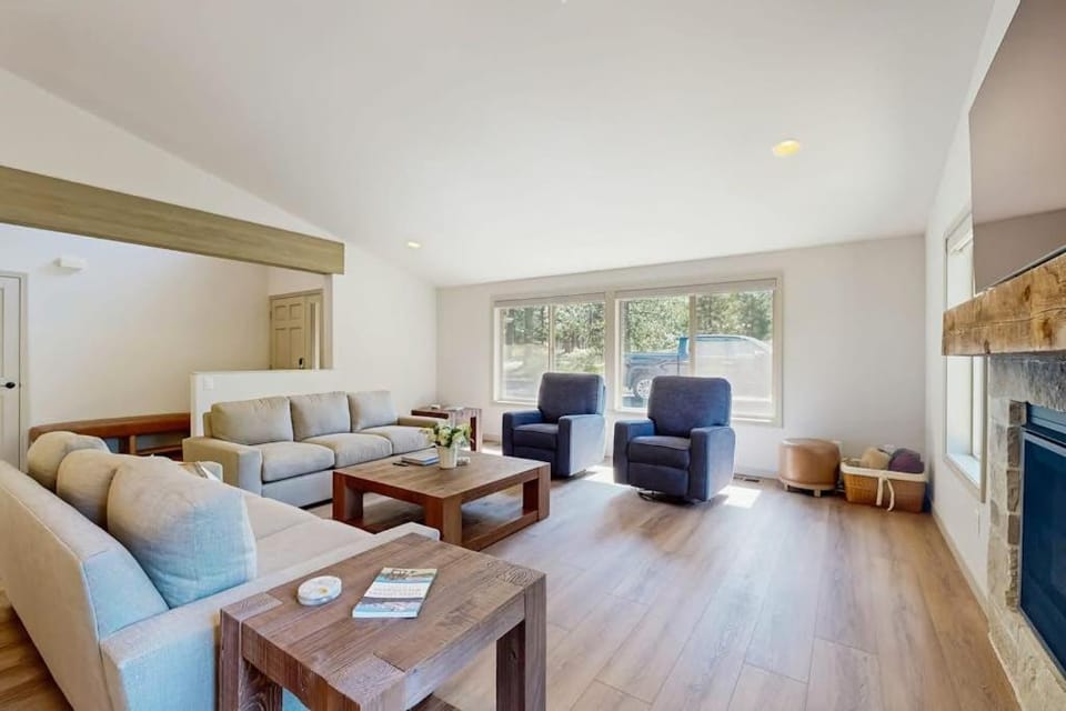 Remodeled Luxury Home with private hot tub patio-balcony & SHARC Passes House in Sunriver