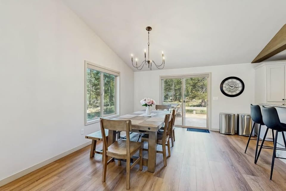 Remodeled Luxury Home with private hot tub patio-balcony & SHARC Passes House in Sunriver