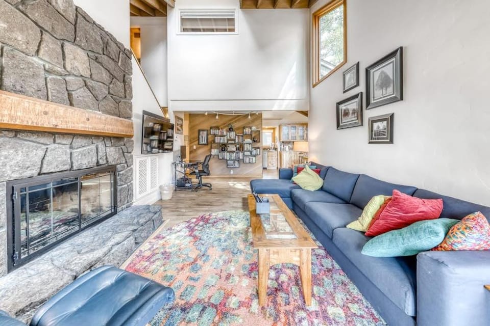 Lovely condo with golf course views & SHARC passes - great location near Village House in Sunriver